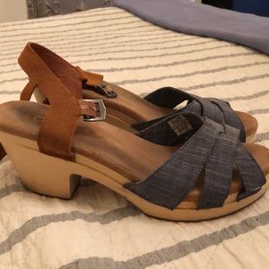Toms clogs 9.5